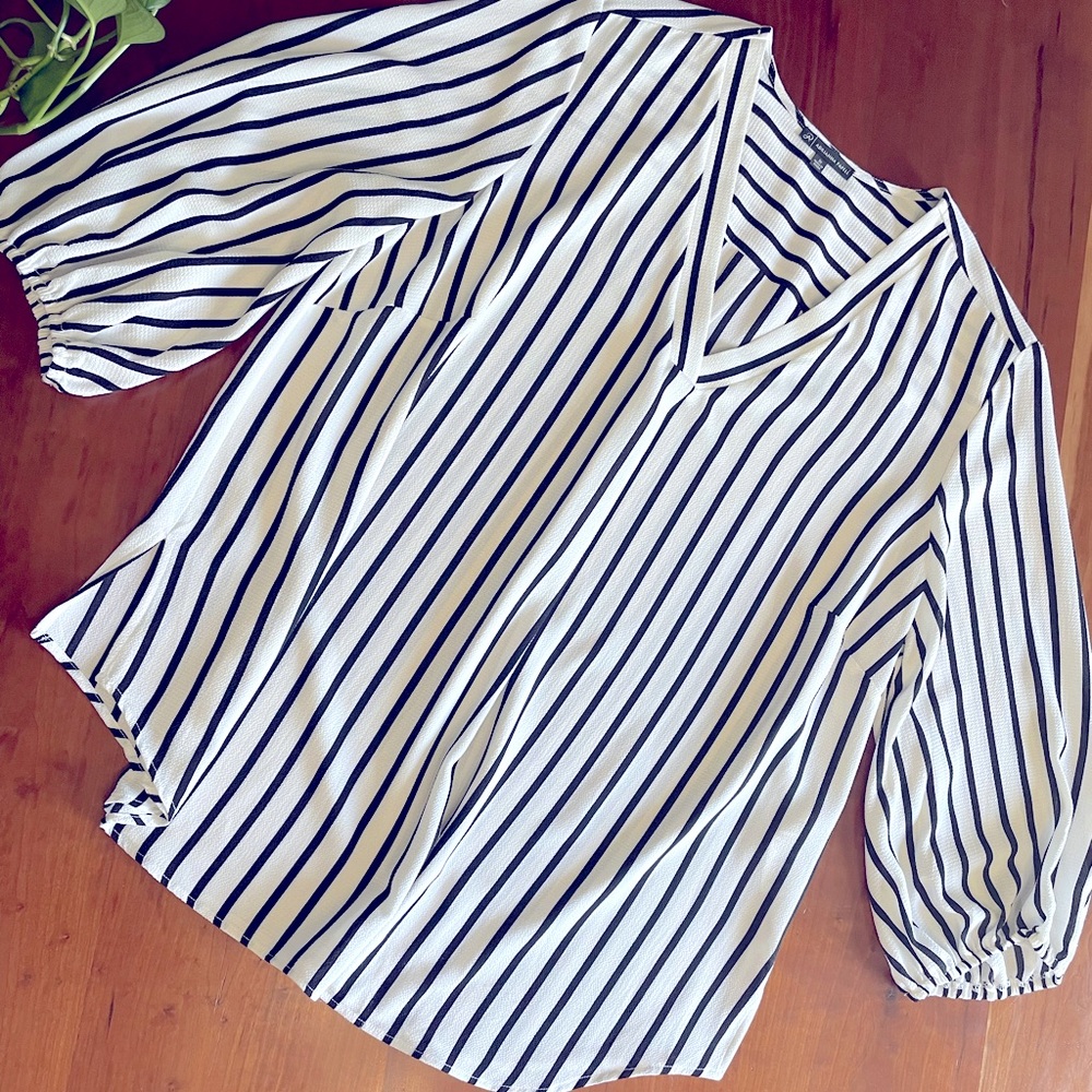 Adrianna Papell Size 1X white blouse with black stripes